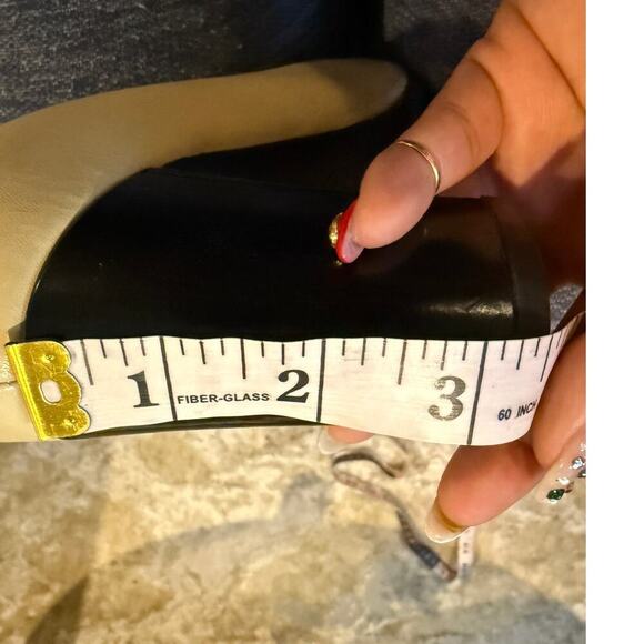 Chanel Original Finition Main Black and Tan CC Logo  Pumps Size 39 - Picture 3 of 10